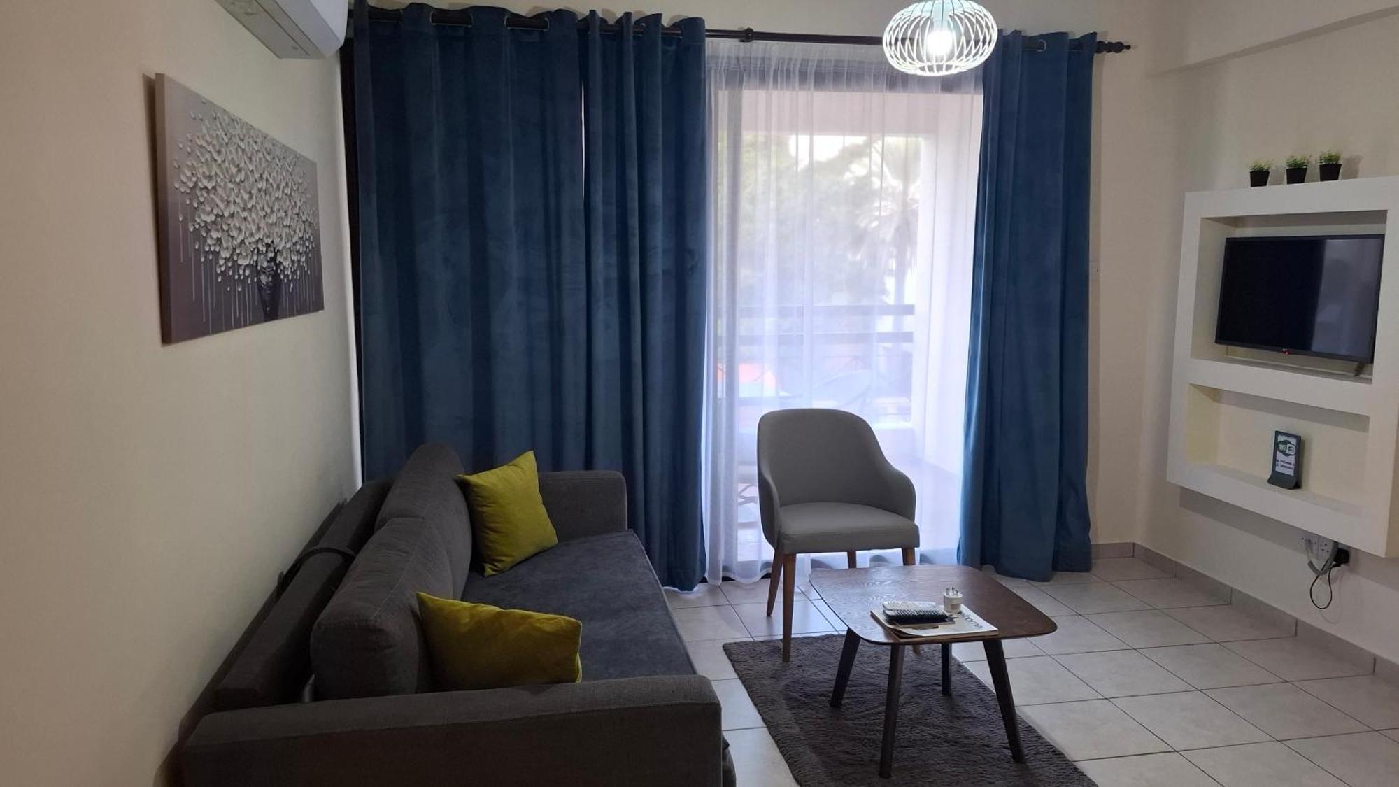 By The Way Apartment 1 Larnaca Bagian luar foto